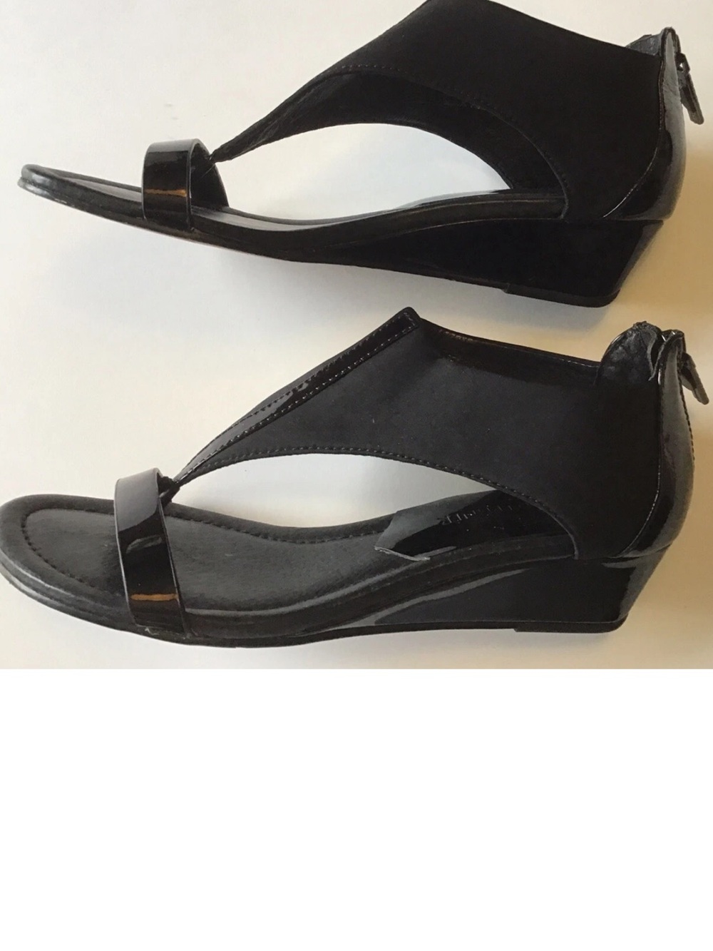 Donald J. Pliner Black Women’s Toe-Post Sandal - Picture 2 of 16